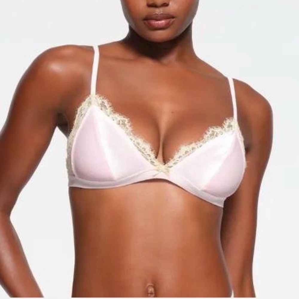 SKIMS VELVET LACE TRIANGLE BRALEETE